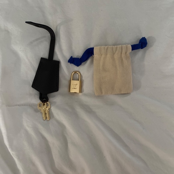 Authentic Louis Vuitton clochette, lock/keys and dust bag - Picture 2 of 2